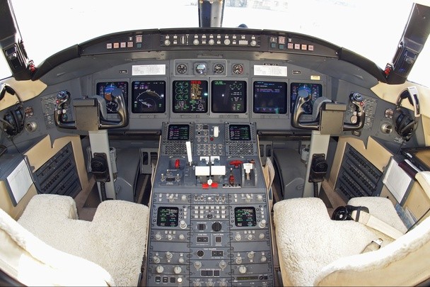 challenger 601 cockpit