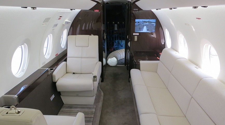 Gulfstream_G280_cabin_interior_with_divan