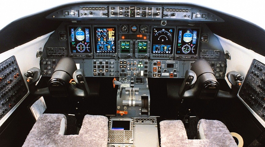 learjet_45_cockpit_flight_deck